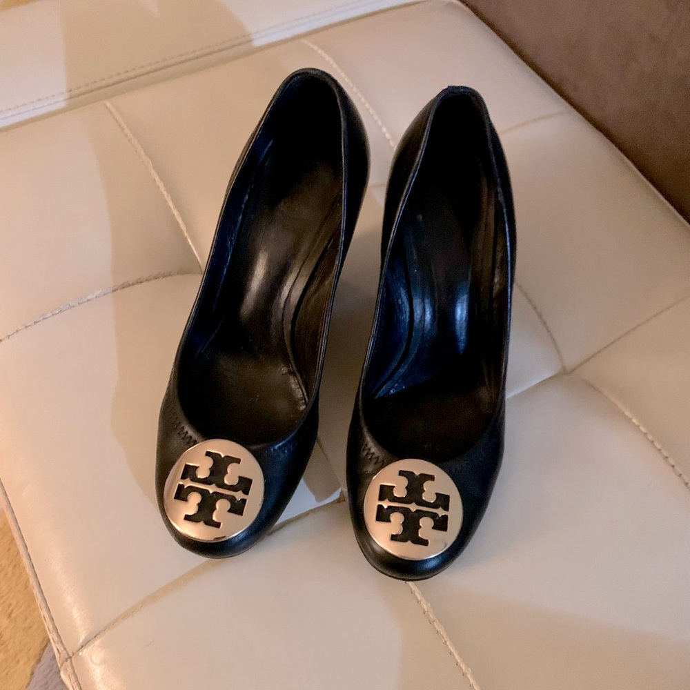 Great Tory Burch high wedge!